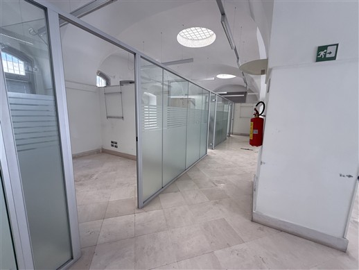Centrale Locale Indipendente In Pietra di 6 Ambienti. 3 Esposizioni.